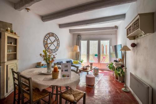 un salon avec une table et des chaises dans l'établissement Maison Ventoux 1 Luxe Calme Central Linge fourni, à Malaucène