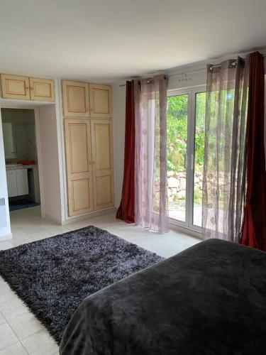 ル・カネにあるChambre spacieuse indépendante dans villa plus parking privéeのベッドルーム1室(ベッド1台、大きな窓付)