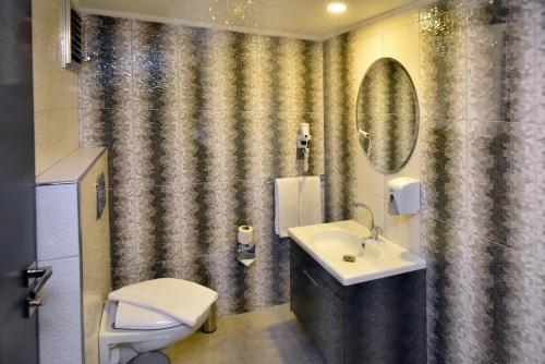 y baño con lavabo, aseo y espejo. en ERDEM HOTEL, en Antalya