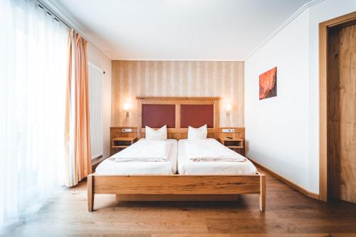 Un pat sau paturi într-o cameră la Hotel & Gasthof Löwen