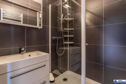 W łazience znajduje się prysznic i umywalka. w obiekcie Valentino 0401 w mieście Koksijde