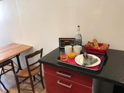 een dienblad met een bord eten en drinken op een aanrecht bij Lac du logerie in La Puye