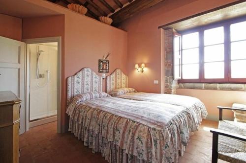 1 dormitorio con 1 cama grande en una habitación en Villa Altomonte, en Marlia
