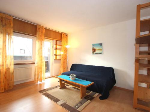 ein Wohnzimmer mit einem Sofa und einem Tisch in der Unterkunft Apartment Am Birkenhain-8 by Interhome in Seefeld in Tirol