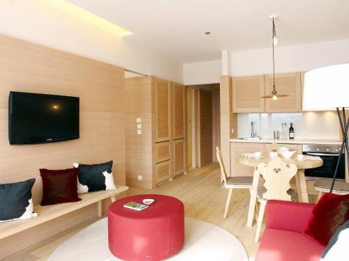 レンヴェークにあるApartment Appartement Comfort-1 by Interhomeのリビングルーム(赤いソファ、テーブル付)