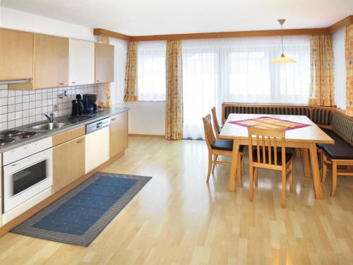 eine Küche und ein Esszimmer mit einem Tisch und Stühlen in der Unterkunft Apartment Haus Sonne - ZAZ681 by Interhome in Aschau
