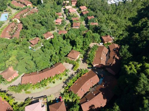 una vista aérea de una casa en Maresias Beach House - Casas de alugueis em cond beira mar, en Maresias