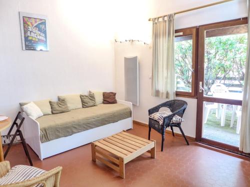 un salon avec un canapé et une table dans l'établissement Holiday Home Les Cracks-9 by Interhome, à Lacanau-Océan