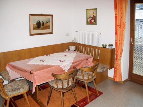 stół jadalny z różową tkaniną w obiekcie Apartment Barbara - ZAZ614 by Interhome w mieście Aschau