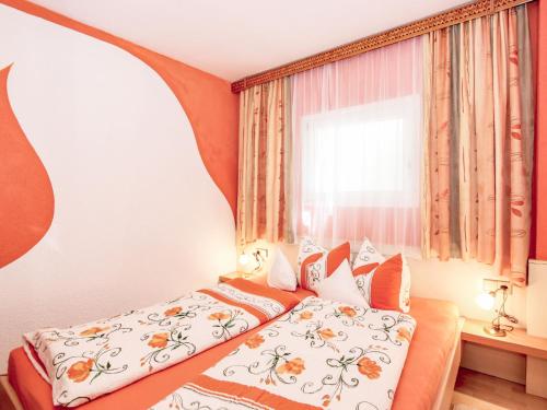 Schlafzimmer mit einem Bett und einem Fenster in der Unterkunft Apartment Christian by Interhome in Ginzling