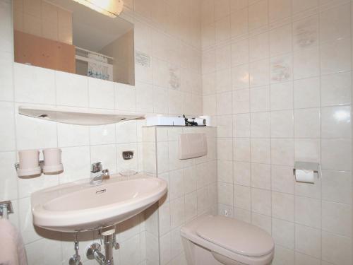 Un baño de Apartment Alpengruss by Interhome
