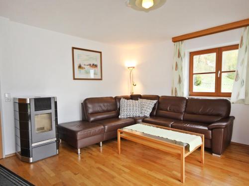 ein Wohnzimmer mit einem Ledersofa und einem Couchtisch in der Unterkunft Holiday Home Schönhart by Interhome in Lippbauer
