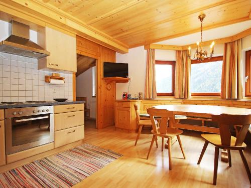 eine Küche mit einem Tisch und einem Esszimmer in der Unterkunft Apartment Werner by Interhome in Pettneu am Arlberg