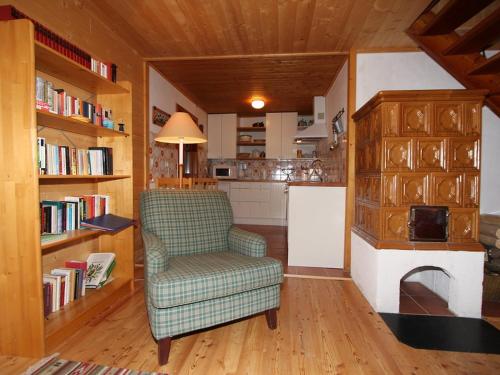 ein Wohnzimmer mit einem Stuhl und einem Kamin in der Unterkunft Chalet Neunhoeffer by Interhome in Patergassen
