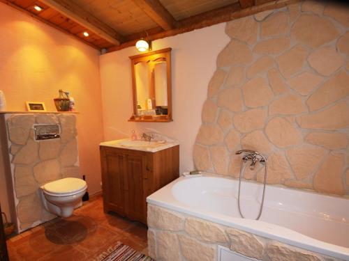 Et badeværelse på Chalet Reserl by Interhome