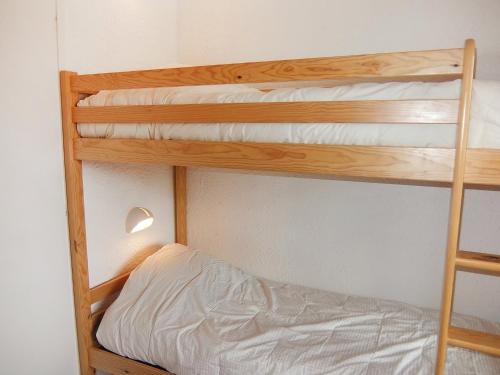 レ・メニュアールにあるApartment Aravis-3 by Interhomeの二段ベッド2組が備わる客室です。
