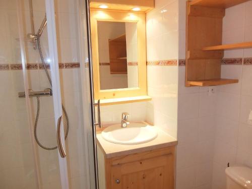 une salle de bain avec un lavabo et une douche dans l'établissement Apartment Aravis 101 by Interhome, aux Menuires