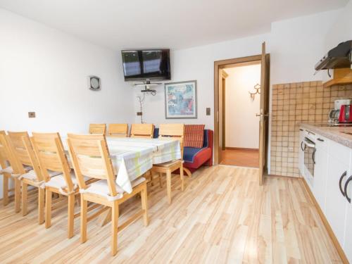 eine Küche und ein Esszimmer mit einem Tisch und Stühlen in der Unterkunft Apartment Spörr by Interhome in Matrei am Brenner