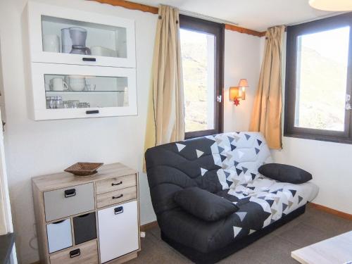 un salon avec un canapé et une chaise dans l'établissement Apartment Boëdette 213 A by Interhome, aux Menuires