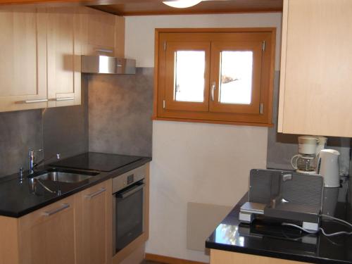 南达库克迪度假屋的带水槽和台面的厨房