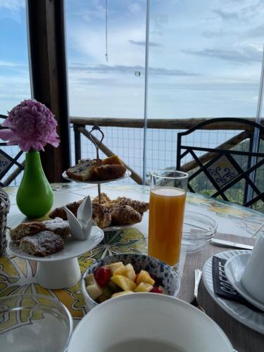 een tafel met borden en een glas bier bij Agriturismo Sant'Alfonso in Furore