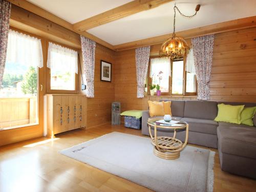 sala de estar con sofá y mesa en Apartment Arlberg by Interhome, en Sankt Anton am Arlberg