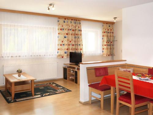 een woonkamer met een eettafel en een televisie bij Apartment Bergkristall - SIX115 by Interhome in Spiss