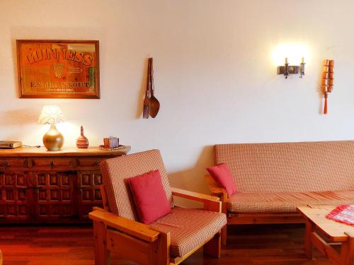 salon z 2 krzesłami i stołem w obiekcie Apartment Christiania 2 Tbel by Interhome w mieście Nendaz