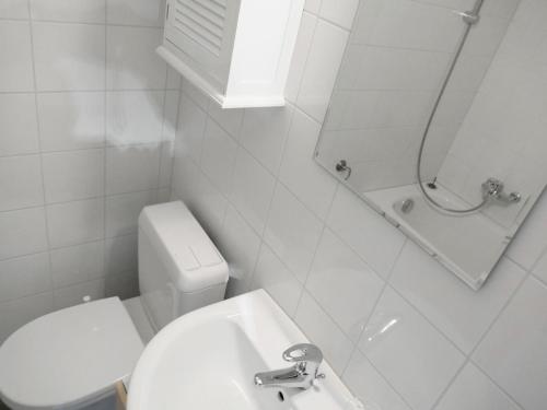 Salle de bains dans l'établissement Apartment Zanfleuron A1 by Interhome