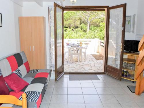 - un salon avec une porte s'ouvrant sur une terrasse dans l'établissement Holiday Home Les Maisons du Rivage Bleu by Interhome, à Narbonne-Plage