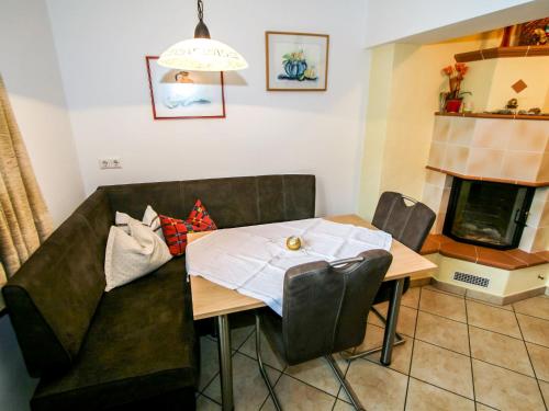 ein Wohnzimmer mit einem Tisch und einem Sofa in der Unterkunft Apartment Plank by Interhome in Stumm