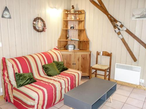 un salon avec un canapé et une table dans l'établissement Apartment Jardins Alpins 1 by Interhome, à Saint-Gervais-les-Bains