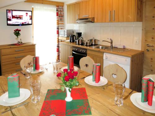 una cocina con una mesa de madera y un jarrón de flores en Apartment Klammlhof - ZAZ307 by Interhome en Zell am Ziller