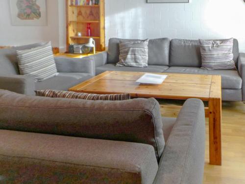 ein Wohnzimmer mit Sofas und einem Couchtisch in der Unterkunft Apartment Gamma by Interhome in Zermatt