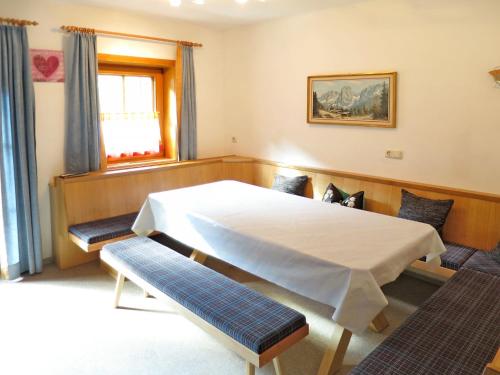 מיטה או מיטות בחדר ב-Apartment Schoberhof - MHO799 by Interhome