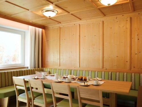 jadalnia z drewnianym stołem i krzesłami w obiekcie Apartment Schranz - KPL520 by Interhome w mieście Kappl