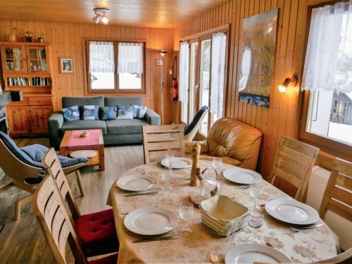 jadalnia i salon ze stołem i krzesłami w obiekcie Chalet Chalet Picardie by Interhome w mieście Nendaz