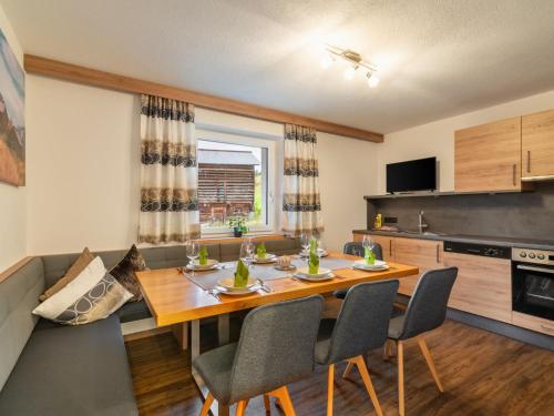 kuchnia i jadalnia ze stołem i krzesłami w obiekcie Apartment Christoph-2 by Interhome w mieście Kappl