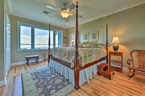 1 dormitorio con cama y ventana grande en Waterfront Lake Placid Home with Private Dock!, en Lake Placid