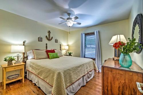 Katil atau katil-katil dalam bilik di Charming Getaway with Lake Cumberland Views!
