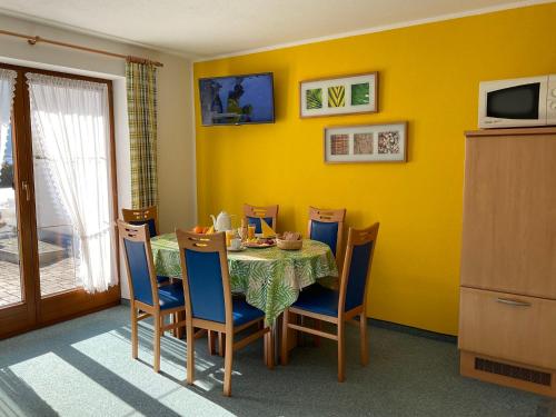 Μια τηλεόραση ή/και κέντρο ψυχαγωγίας στο Apartment Christina by Interhome