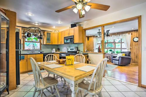 ハンプトン・ベイズにあるCharming Hampton Bays Home 5 Mi to Coopers Beachの木製のテーブルと椅子のあるキッチンとダイニングルーム