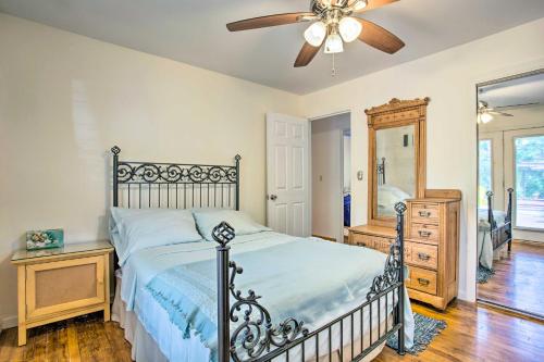 Charming Hampton Bays Home 5 Mi to Coopers Beachにあるベッド