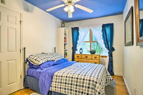 Charming Hampton Bays Home 5 Mi to Coopers Beachにあるベッド