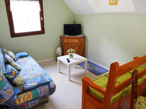 - un salon avec un canapé et une table dans l'établissement Apartment Les Marmottes by Interhome, à Barèges