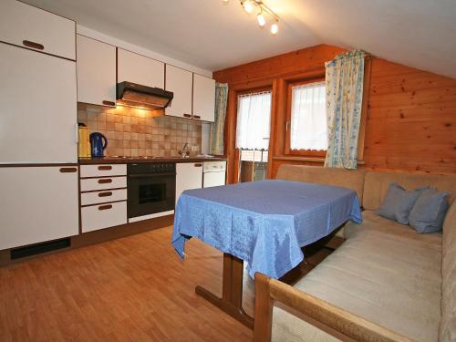 eine Küche mit einem Tisch und einem Sofa in einem Zimmer in der Unterkunft Apartment Sonnenheim-2 by Interhome in Mayrhofen
