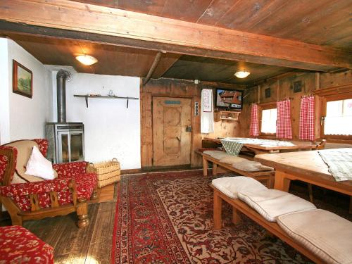 ein Wohnzimmer mit einem Sofa und einem Tisch in der Unterkunft Holiday Home Hochzillertalblick by Interhome in Gattererberg