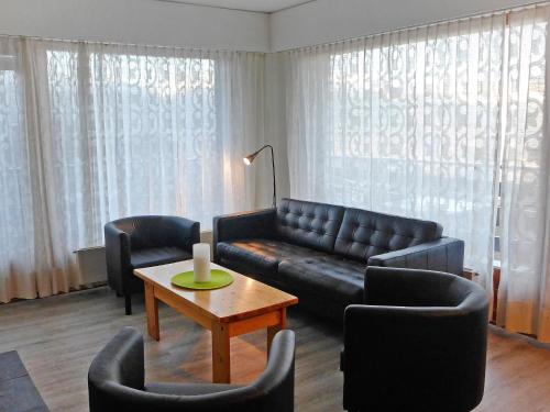 - un salon avec un canapé, des chaises et une table dans l'établissement Apartment Christiania I F6 by Interhome, à Nendaz
