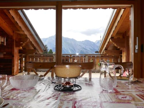 ナンダにあるApartment Terrasse du Paradis 7B by Interhomeの山々の景色を望むダイニングテーブル