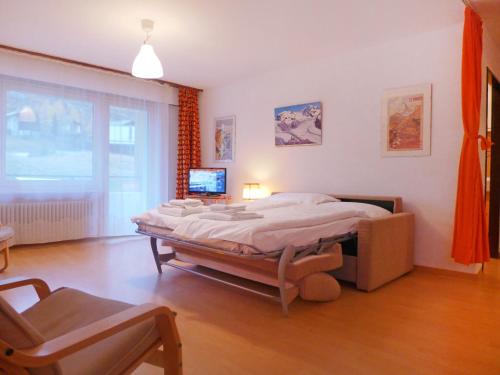 1 dormitorio con 1 cama grande en una habitación en Apartment Richemont by Interhome, en Zermatt